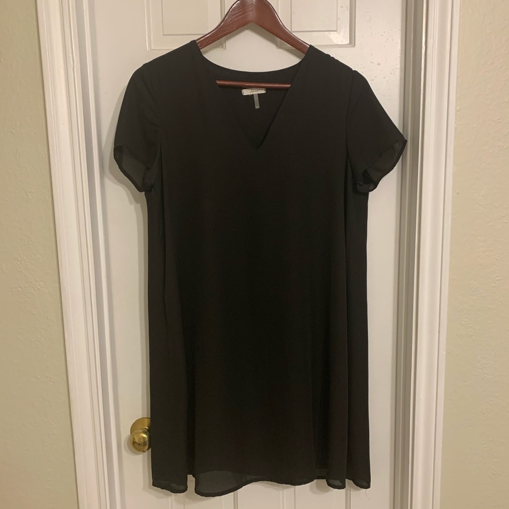 Soprano V-Neck Short Sleeve Dress